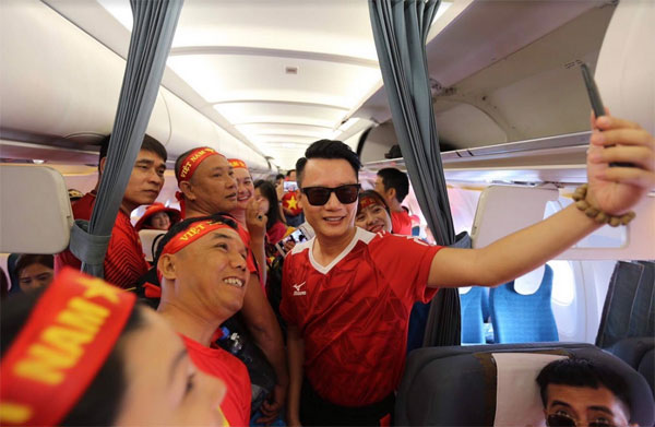 Ngập sắc đỏ trên chuyến bay Vietnam Airlines sang Indonesia-1