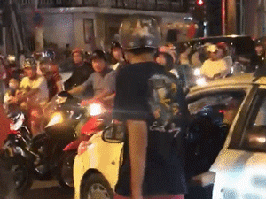Nam thanh niên quá khích chặn đánh tài xế taxi vì bị cản đường 'đi bão'