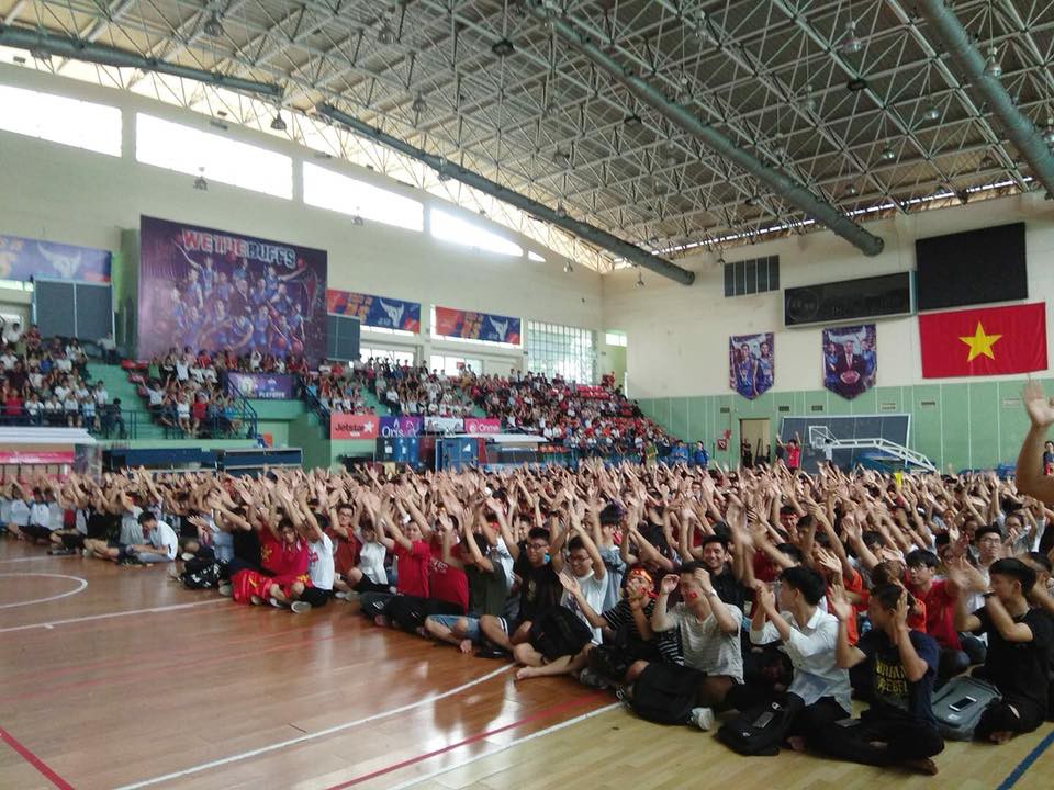 Chảo lửa người hâm mộ tại các trường Đại học cờ hoa rộn ràng, sẵn sàng tiếp sức cho Olympic Việt Nam-2