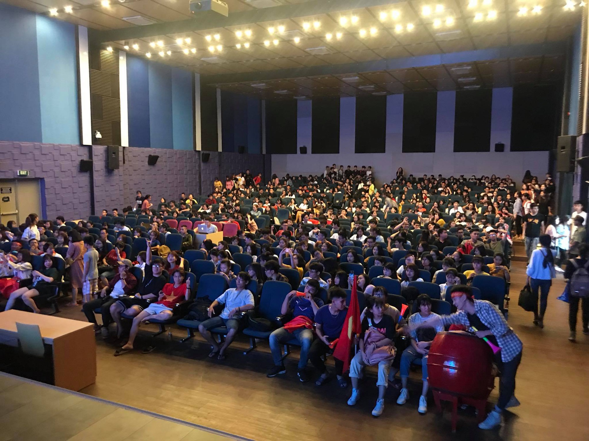 Chảo lửa người hâm mộ tại các trường Đại học cờ hoa rộn ràng, sẵn sàng tiếp sức cho Olympic Việt Nam-3