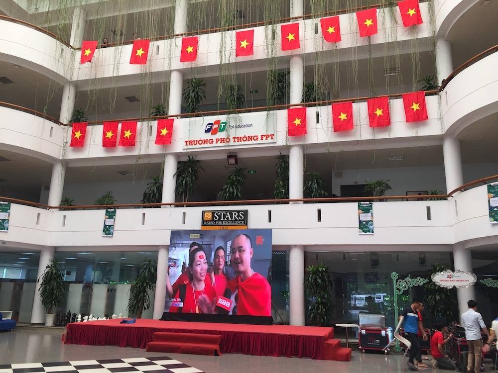 Chảo lửa người hâm mộ tại các trường Đại học cờ hoa rộn ràng, sẵn sàng tiếp sức cho Olympic Việt Nam-5