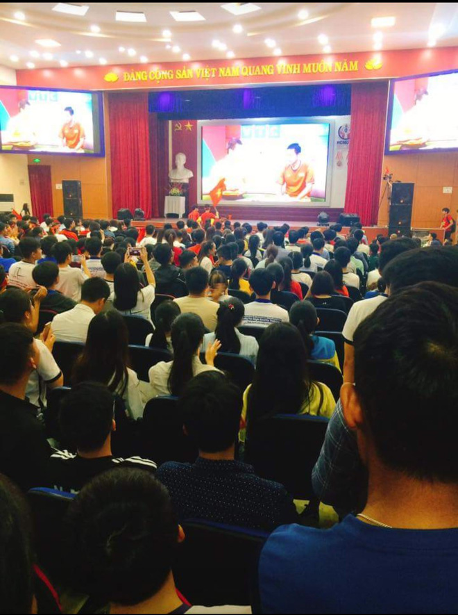 Chảo lửa người hâm mộ tại các trường Đại học cờ hoa rộn ràng, sẵn sàng tiếp sức cho Olympic Việt Nam-11