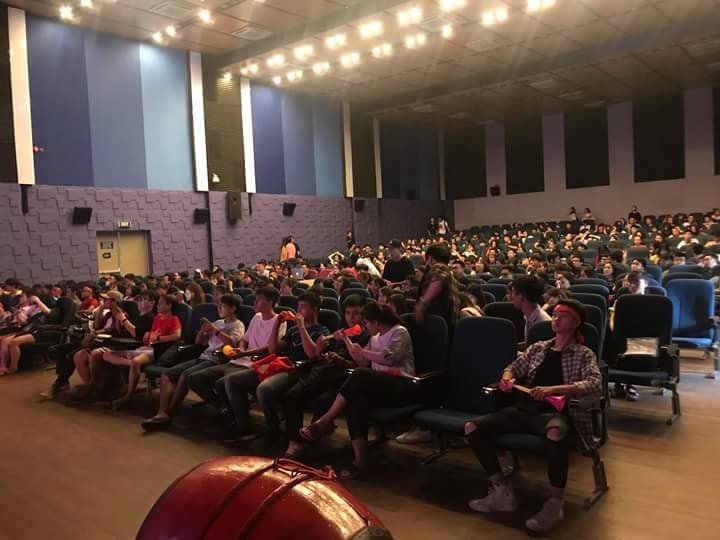 Chảo lửa người hâm mộ tại các trường Đại học cờ hoa rộn ràng, sẵn sàng tiếp sức cho Olympic Việt Nam-13