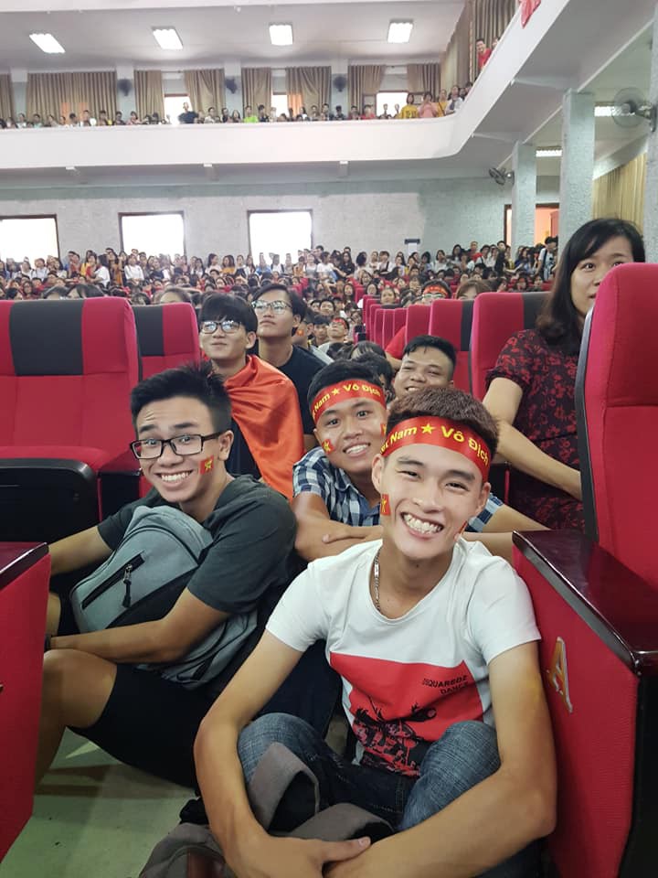 Chảo lửa người hâm mộ tại các trường Đại học cờ hoa rộn ràng, sẵn sàng tiếp sức cho Olympic Việt Nam-8