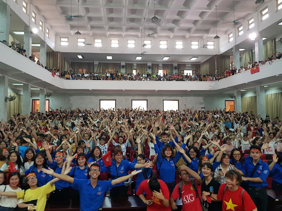 Chảo lửa người hâm mộ tại các trường Đại học cờ hoa rộn ràng, sẵn sàng tiếp sức cho Olympic Việt Nam-6