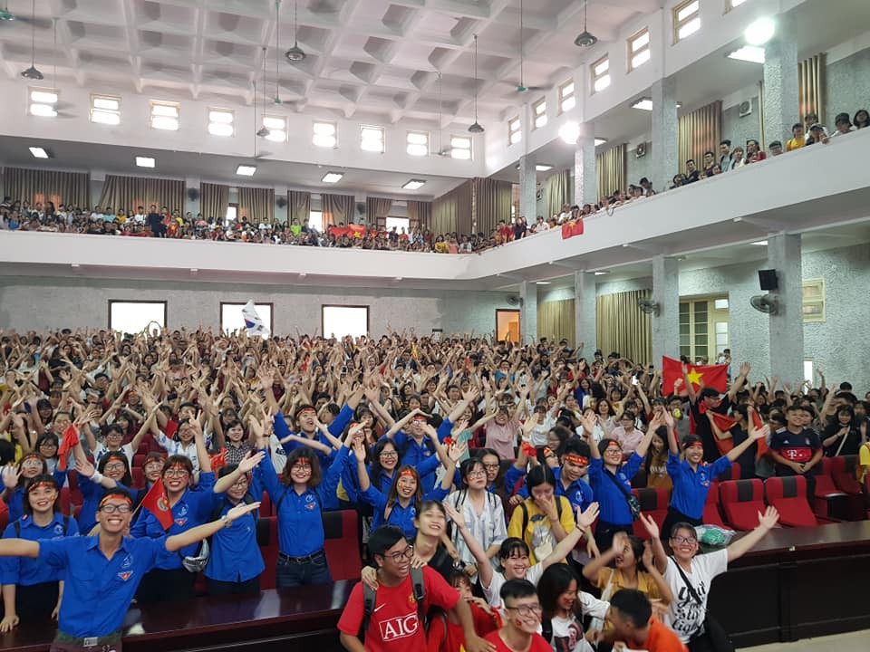 Chảo lửa người hâm mộ tại các trường Đại học cờ hoa rộn ràng, sẵn sàng tiếp sức cho Olympic Việt Nam-7