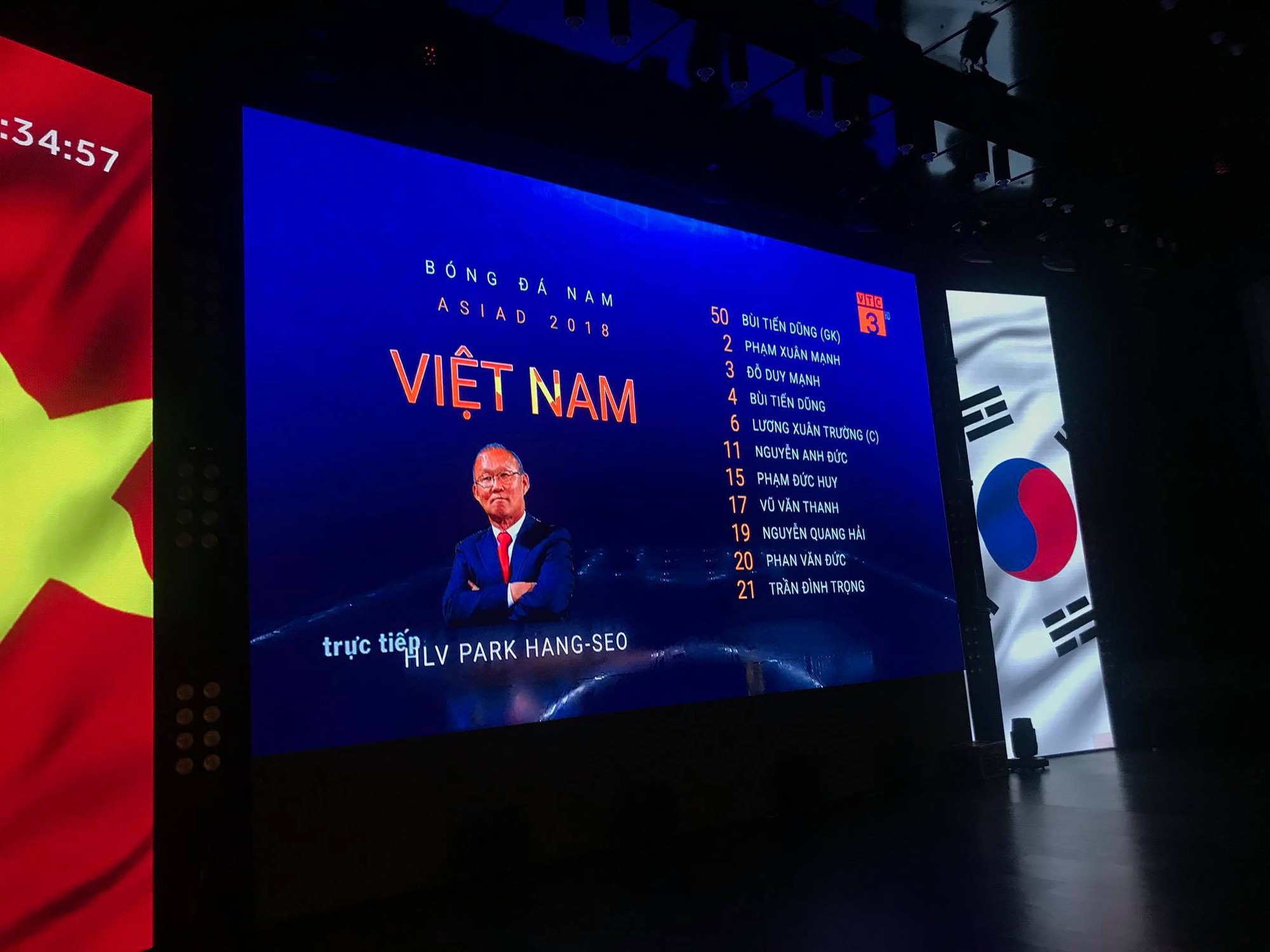 Chảo lửa người hâm mộ tại các trường Đại học cờ hoa rộn ràng, sẵn sàng tiếp sức cho Olympic Việt Nam-4