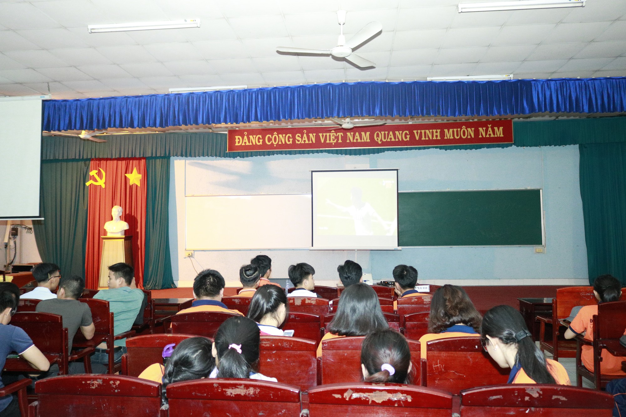 Chảo lửa người hâm mộ tại các trường Đại học cờ hoa rộn ràng, sẵn sàng tiếp sức cho Olympic Việt Nam-9