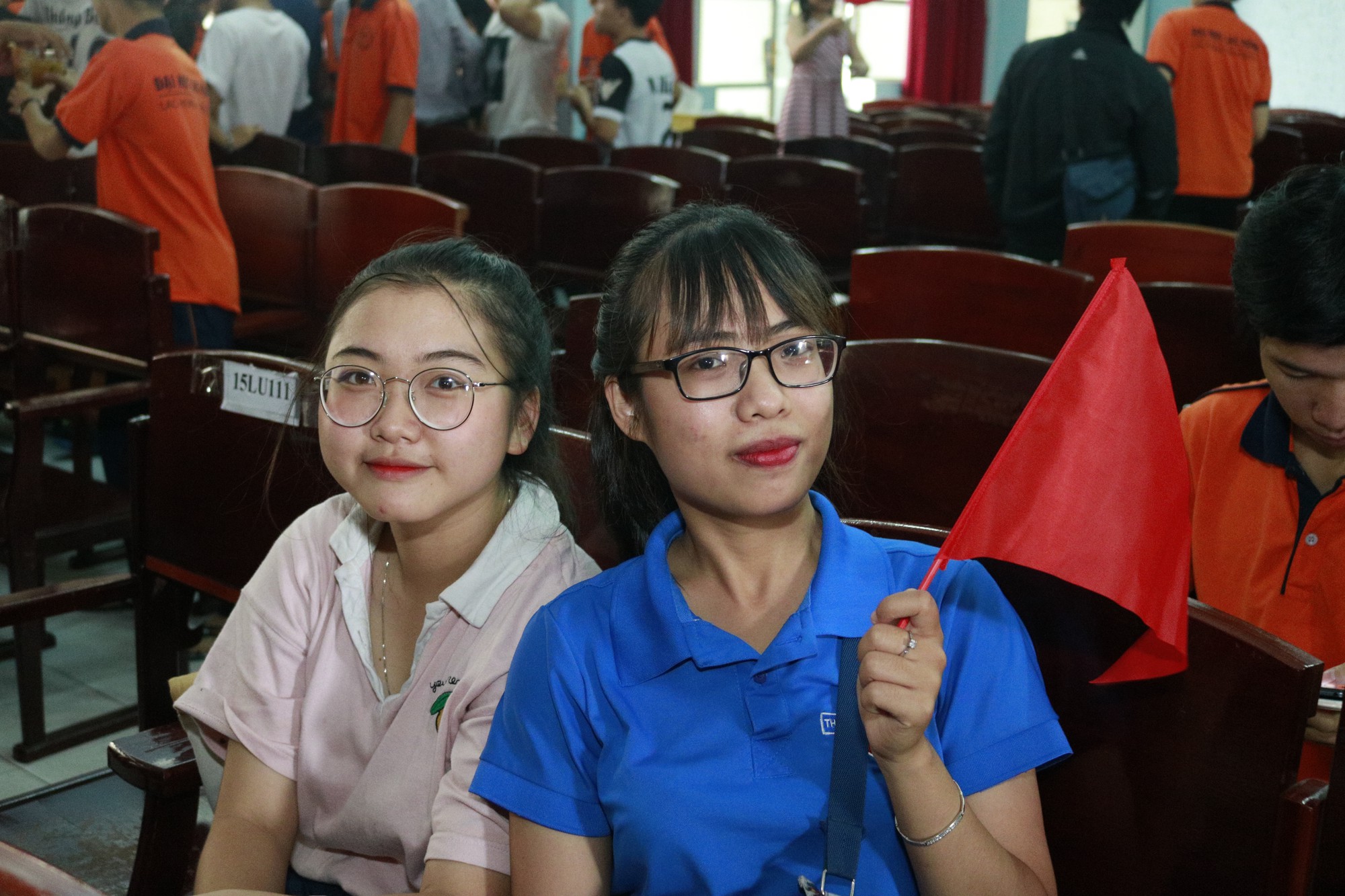 Chảo lửa người hâm mộ tại các trường Đại học cờ hoa rộn ràng, sẵn sàng tiếp sức cho Olympic Việt Nam-10
