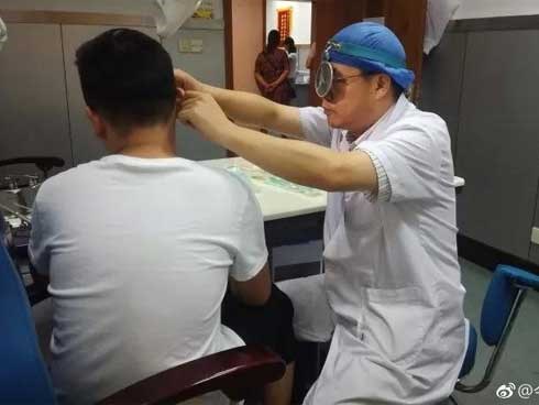 Hi hữu: Chàng trai trẻ thủng màng nhĩ, suýt điếc vì được bạn gái hôn