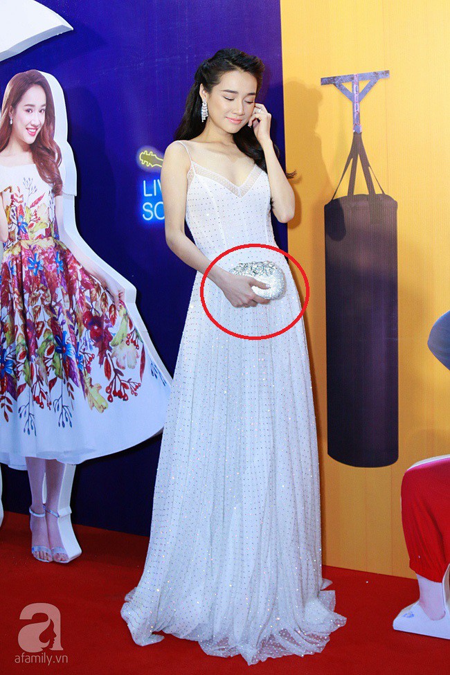 Nhã Phương bị soi có hành động bất thường” khi xuất hiện lần đầu sau Lễ đính hôn-2