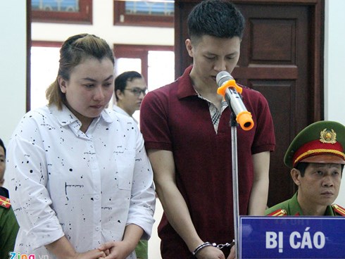 Bé trai vắng mặt tại phiên xử bố đẻ và mẹ kế hành hạ