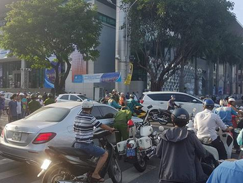 Một số quán cà phê Hà Nội ngang nhiên bán bóng cười ngay tại vỉa hè, nếu thích có thể mua cả bình mang lên ô tô-5