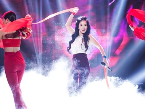 Lần đầu tiên khoe vũ đạo trong ca khúc 'Bùa yêu', diva Hồng Nhung gây ngạc nhiên vì quá nóng bỏng và đáng yêu
