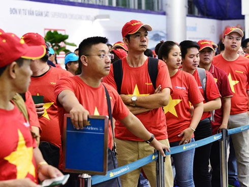 CĐV Việt Nam lên đường dự trận tranh giải ba và đón cầu thủ về nước