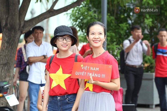 Sắc đỏ ngập tràn trước giờ Olympic Việt Nam tranh tấm HC đồng lịch sử với UAE-15