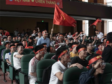 Người hâm mộ tại các trường Đại học reo hò trước bàn thắng gỡ hòa, hi vọng Olympic Việt Nam giành Huy chương Đồng