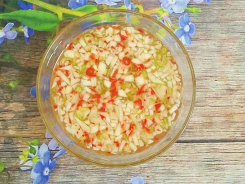 Không cần tỉ lệ, mẹ đảm Nam Định vẫn pha nước chấm tỏi ớt “trăm phát trăm nổi”