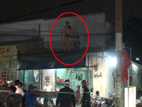 Người đàn ông nghi ngáo đá dùng kéo uy hiếp người thân, leo lên mái nhà cố thủ