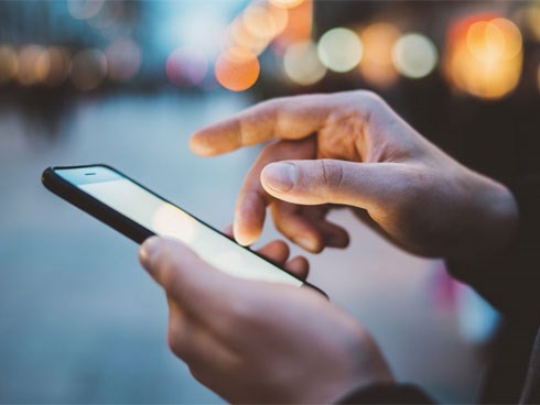 Ai nghiện smartphone nên tham khảo những biện pháp này để bảo vệ mắt