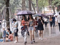 Ảnh: Người dân Hà Nội tấp nập đổ về phố đi bộ vui chơi dịp nghỉ lễ Quốc khánh 2/9 bất chấp trời mưa