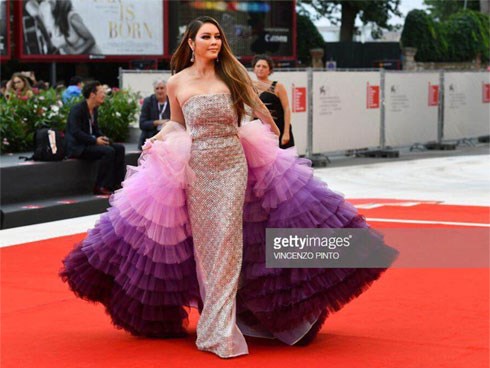 Hết Cannes, Lý Nhã Kỳ lại càn quét thảm đỏ Venice với váy tím mộng mơ và giày siêu cao
