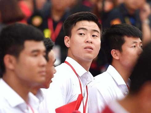 Đang dự lễ mừng công, Duy Mạnh vẫn