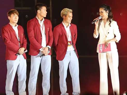 Huyền thoại bóng đá Hàn Quốc đến cổ vũ U23 Việt Nam tập luyện-1