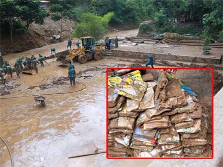 Thầy cô oằn mình đẩy bùn lũ trong lễ 2/9 để trò khai giảng đúng ngày