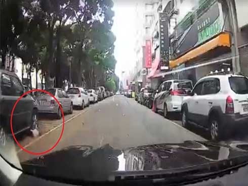 Rùng mình clip sang đường bất ngờ, em bé bị ôtô tông trúng bất tỉnh tại chỗ