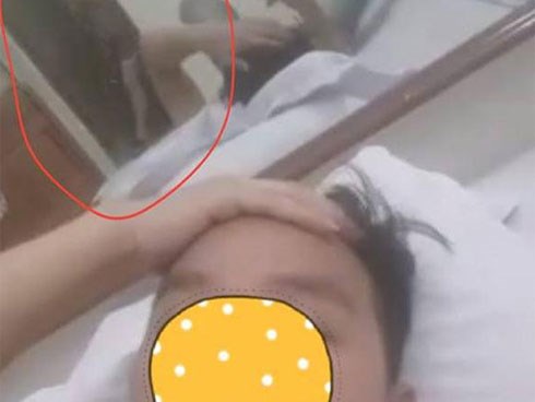 Vợ gọi video cho chồng phát hiện điều không ngờ trong chiếc gương nhà nghỉ