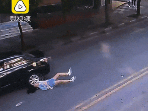 Clip: Sang đường bị ô tô tông ngã sấp mặt, cô gái lập tức ngồi dậy chỉnh tóc