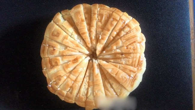 Cười ra nước mắt với chuyện kén rể mùa Trung thu: Cắt được 1 chiếc bánh nướng thành 24 miếng nguyên vẹn thì cho cưới-2