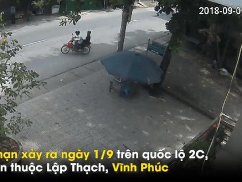 Xe máy sang đường như trong sân nhà, bị xe tải đâm thảm khốc