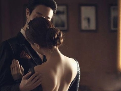 Theo chân con rể vào khách sạn, bố vợ chứng kiến cảnh bất ngờ