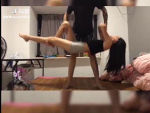 Nói thật đi, mấy anh có thể nâng được vợ như thế này!