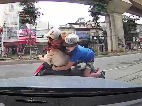 Mẹ đèo con nhỏ đi ngược chiều, va vào ô tô ngã văng trên phố
