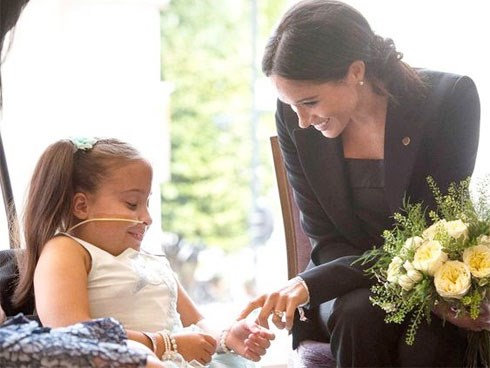 Chỉ bằng một cử chỉ đầy tinh tế này, Meghan đã ghi điểm tuyệt đối, làm lay động trái tim và truyền cảm hứng cho nhiều người