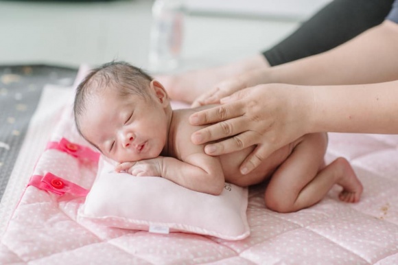 Tan chảy với loạt ảnh đủ biểu cảm đáng yêu của con gái Khánh Thi-4