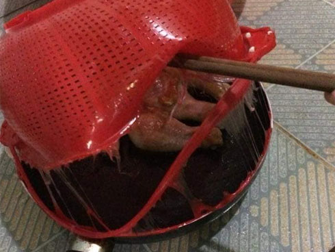 Rổ nhựa chứa hàng tỷ vi khuẩn, bỏ 5 phút dùng mẹo này là GỘT RỬA sạch bong, sáng bóng như mới-5