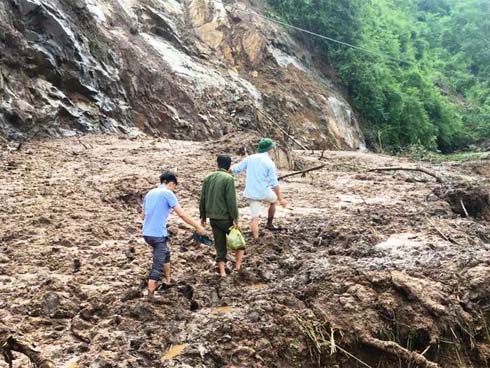 Phớt lờ cảnh báo, xe buýt bị dòng lũ cuốn phăng như đồ chơi-1