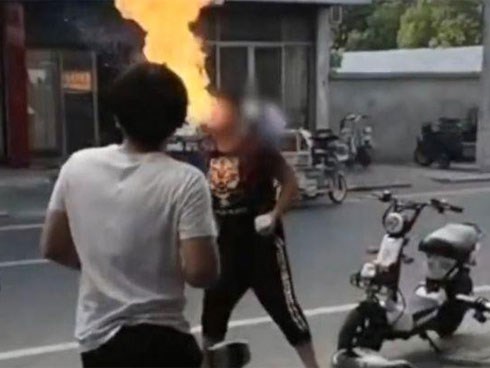 Thanh niên biểu diễn ngậm dầu phun lửa cho bạn xem, ai ngờ cháy luôn cả gương mặt