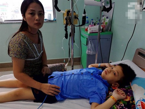 Bé trai 8 tuổi bị ung thư máu và câu hỏi trước ngày khai giảng khiến người mẹ đơn thân òa khóc