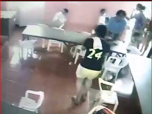 Clip: Cô gái trẻ tranh thủ chợp mắt” ngon lành lúc chờ đèn đỏ mặc kệ ngã tư đông đúc-2