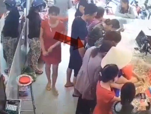 Clip: Vờ làm khách mua vàng, nữ quái trộm dây chuyền trong chớp mắt