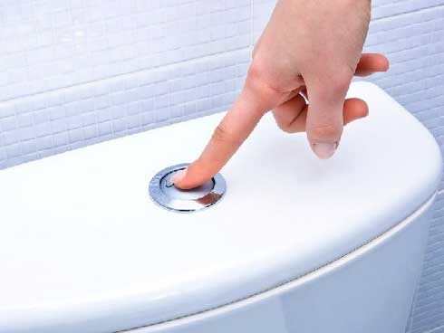 Có nên đậy nắp bồn cầu khi xả nước: Thực hiện 6 lần/ngày nhưng ít người biết mình làm đúng