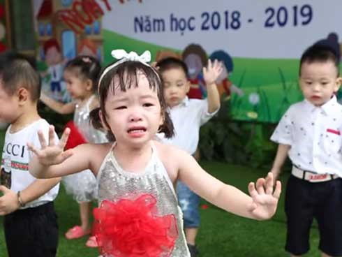 Bé mẫu giáo vừa khóc vừa múa khiến dân mạng cười mệt nghỉ