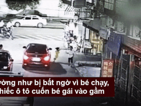 Video: Thót tim cảnh bé gái đang đi bị ô tô cuốn vào gầm