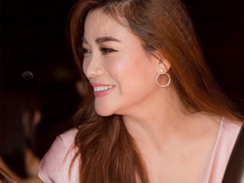Xuất hiện với gương mặt đơ cứng, cằm dài ngoằng bất thường, Trương Ngọc Ánh vướng nghi vấn phẫu thuật thẩm mỹ
