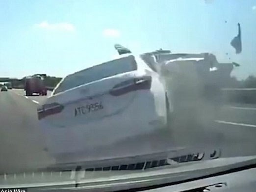 Thót tim khoảnh khắc bé trai 11 tuổi bị hất văng ra khỏi chiếc ô tô rồi lồm cồm bò dậy